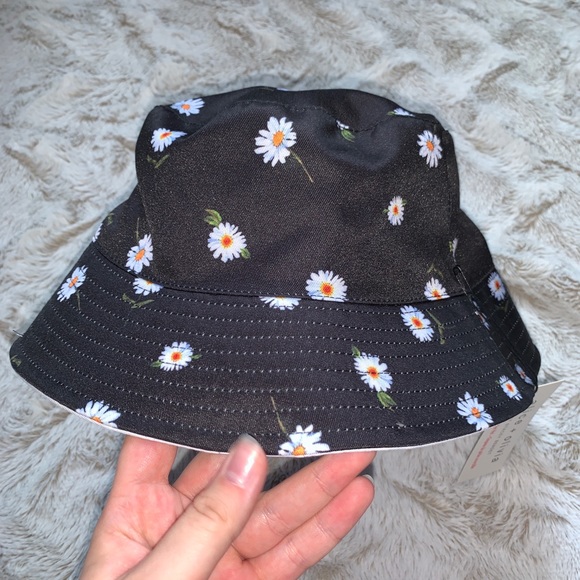 Alice + Olivia - Reversible Flower Bucket Hat/Plain White - Picture 2 of 5